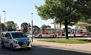 Kleine und große Busse - der Mix auf den Straßen je nach Bedarf ist und wird noch stärker ein wichtiger Baustein für den ÖPNV im Kreis Höxter. - Simone Flörke Kleine und große Busse - der Mix auf den Straßen je nach Bedarf ist und wird noch stärker ein wichtiger Baustein für den ÖPNV im Kreis Höxter. - Simone Flörke