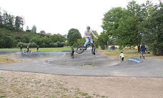 Biker der Freestyle Family aus Oldenburg testen die neue Pumptrack-Anlage auf dem Areal der Freizeitanlage. - Burkhard Battran Biker der Freestyle Family aus Oldenburg testen die neue Pumptrack-Anlage auf dem Areal der Freizeitanlage. - Burkhard Battran
