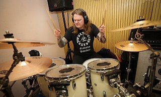 Topher - Christopher Volbert - sitzt am Schlagzeug. - Niklas Tüns Topher - Christopher Volbert - sitzt am Schlagzeug. - Niklas Tüns