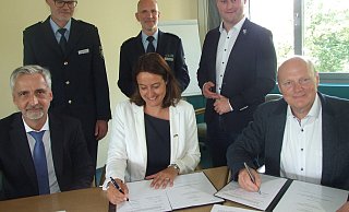 Investor Joachim Heda (v. l.), Landrätin Anna-Katharina Bölling und Investor Eckhard Witthake unterzeichneten jetzt den Vertrag für die neue Polizeiwache in Espelkamp. Interessierte Beobachter sind dabei Wachleiter Sven-Otto Deubel (hinten v. l.), Polizeidirektor Mathias Schmidt und Bürgermeister Henning Vieker. - Karsten Schulz Investor Joachim Heda (v. l.), Landrätin Anna-Katharina Bölling und Investor Eckhard Witthake unterzeichneten jetzt den Vertrag für die neue Polizeiwache in Espelkamp. Interessierte Beobachter sind dabei Wachleiter Sven-Otto Deubel (hinten v. l.), Polizeidirektor Mathias Schmidt und Bürgermeister Henning Vieker. - Karsten Schulz