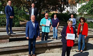 Auszeichnung für die Sekundarschule: Meinolf Klaholz (v. l.) von Bezirksregierung, Erster Beigeordneter Klaus Braun, Olaf Krane vom Schulamt, die Lehrer Rainer Schmitz und Kirsten Eilbrecht, Schulleiterin Claudia Güthoff, Dirk Haberhausen von der Schulpflegschaft und stellvertretende Schulleiterin Corinna Wieczorek. - Sekundarschule Warburg Auszeichnung für die Sekundarschule: Meinolf Klaholz (v. l.) von Bezirksregierung, Erster Beigeordneter Klaus Braun, Olaf Krane vom Schulamt, die Lehrer Rainer Schmitz und Kirsten Eilbrecht, Schulleiterin Claudia Güthoff, Dirk Haberhausen von der Schulpflegschaft und stellvertretende Schulleiterin Corinna Wieczorek. - Sekundarschule Warburg