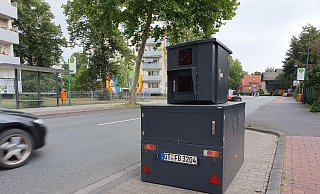 Der mobile Blitzer der Stadt Gütersloh wurde von NW-Lesern und Radio-Gütersloh-Hörern in einer gemeinsamen Aktion "Moneypenny" getauft. - Archiv/Irja Most Der mobile Blitzer der Stadt Gütersloh wurde von NW-Lesern und Radio-Gütersloh-Hörern in einer gemeinsamen Aktion "Moneypenny" getauft. - Archiv/Irja Most