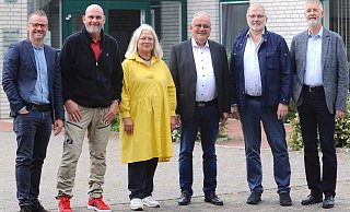Auf ihnen ruht die Hoffnung des künftigen Lübbecker Bürgermeisters Philipp Knappmeyer (v. l.), die AfD kaltzustellen: Andreas Schröder (SPD), Christiane Brune-Wiemer (Grüne), Bernd Sasse-Westermann (LK), Andreas Eickmeier (FDP) und Martin Klee (WL). - SPD Auf ihnen ruht die Hoffnung des künftigen Lübbecker Bürgermeisters Philipp Knappmeyer (v. l.), die AfD kaltzustellen: Andreas Schröder (SPD), Christiane Brune-Wiemer (Grüne), Bernd Sasse-Westermann (LK), Andreas Eickmeier (FDP) und Martin Klee (WL). - SPD
