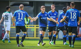 Neuzugang Marco Schuster, der hier im Test gegen Gladbach mit Sven Michel (Nr. 11) und Dennis Srbeny (Nr. 18) abklatscht, könnte beim SCP eine Führungsrolle einnehmen. - Sarah Jonek Fotografie Neuzugang Marco Schuster, der hier im Test gegen Gladbach mit Sven Michel (Nr. 11) und Dennis Srbeny (Nr. 18) abklatscht, könnte beim SCP eine Führungsrolle einnehmen. - Sarah Jonek Fotografie