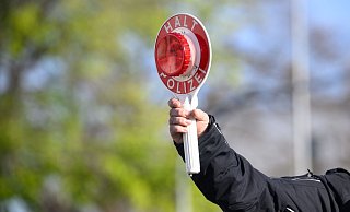 Die Polizei hat die Auto-Poser-Szene an diesem Osterwochenende besonders ins Visier genommen. Dazu stellten die Ordnungshüter mehrere hundert Geschwindigkeitsverstöße fest. - Julian Stratenschulte/dpa Die Polizei hat die Auto-Poser-Szene an diesem Osterwochenende besonders ins Visier genommen. Dazu stellten die Ordnungshüter mehrere hundert Geschwindigkeitsverstöße fest. - Julian Stratenschulte/dpa
