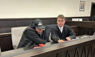 Der Angeklagte und sein Verteidiger Jann Henrik Popkes beim Prozessauftakt. - Jutta Steinmetz Der Angeklagte und sein Verteidiger Jann Henrik Popkes beim Prozessauftakt. - Jutta Steinmetz