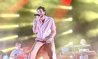 Alvaro Soler beim Konzert für Mitglieder der Verbundvolksbank OWL an der Dreckburg in Salzkotten. - Carola Drabon Alvaro Soler beim Konzert für Mitglieder der Verbundvolksbank OWL an der Dreckburg in Salzkotten. - Carola Drabon