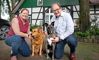 In grüner Idylle: Matthias Trepper mit Ehefrau Ann Katrin Brambrink sowie den beiden Hunden Toto (l.) und Emmie vor seinem Fachwerkhaus in Pavenstädt. - Andreas Frücht In grüner Idylle: Matthias Trepper mit Ehefrau Ann Katrin Brambrink sowie den beiden Hunden Toto (l.) und Emmie vor seinem Fachwerkhaus in Pavenstädt. - Andreas Frücht