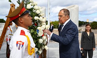 Laut dem russischen Außenminister Sergej Lawrow (M) hat Russland Kuba in diesem Jahr bereits zwei Kredite zur Versorgung mit Erdöl, Erdölprodukten und Lebensmitteln gewährt. - Uncredited/Russian Foreign Ministry Press Service/AP/dpa Laut dem russischen Außenminister Sergej Lawrow (M) hat Russland Kuba in diesem Jahr bereits zwei Kredite zur Versorgung mit Erdöl, Erdölprodukten und Lebensmitteln gewährt. - Uncredited/Russian Foreign Ministry Press Service/AP/dpa