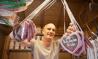 Thomas Wibbe verwöhnt seine Kunden mit Schokofrüchten, Popcorn und Lebkuchenherzen. - Klaus Karenfeld Thomas Wibbe verwöhnt seine Kunden mit Schokofrüchten, Popcorn und Lebkuchenherzen. - Klaus Karenfeld