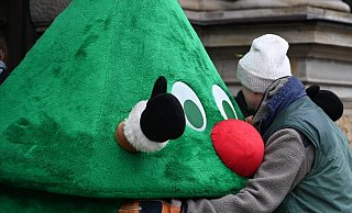 Ein Gärtner muss sich wegen Hausfriedensbruches verantworten, weil er auf einem umzäunten Kita-Gelände heimlich einen Weihnachtsbaum aufgestellt hat. Die Kita hatte sich zuvor gegen einen Baum entschieden. - Niklas Graeber/dpa Ein Gärtner muss sich wegen Hausfriedensbruches verantworten, weil er auf einem umzäunten Kita-Gelände heimlich einen Weihnachtsbaum aufgestellt hat. Die Kita hatte sich zuvor gegen einen Baum entschieden. - Niklas Graeber/dpa