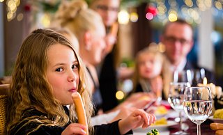 Wurst und Kartoffelsalat gibt es nicht überall zu Weihnachten. In Japan gibt es einen außergewöhnlichen Brauch. - picture alliance/dpa/Kzenon - stock.adobe.com Wurst und Kartoffelsalat gibt es nicht überall zu Weihnachten. In Japan gibt es einen außergewöhnlichen Brauch. - picture alliance/dpa/Kzenon - stock.adobe.com