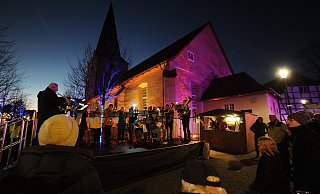 Der Rahdener Weihnachtsmarkt auf dem Platz an der Johanniskirche ist ein Besuchermagnet. Für Musik sorgten auch dieses Jahr heimische Mitwirkende wie der Posaunenchor Rahden. - Joern Spreen-Ledebur Der Rahdener Weihnachtsmarkt auf dem Platz an der Johanniskirche ist ein Besuchermagnet. Für Musik sorgten auch dieses Jahr heimische Mitwirkende wie der Posaunenchor Rahden. - Joern Spreen-Ledebur