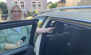 Tanja Mindt-Altun zeigt die Plastik-Trennwand zwischen Vorder- und Rücksitzen in einem ihrer Taxis. Die Fahrgäste können somit auf das Tragen eines Mund-Nasenschutzes während der Fahrt verzichten. - Natalie Gottwald Tanja Mindt-Altun zeigt die Plastik-Trennwand zwischen Vorder- und Rücksitzen in einem ihrer Taxis. Die Fahrgäste können somit auf das Tragen eines Mund-Nasenschutzes während der Fahrt verzichten. - Natalie Gottwald