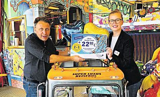 Bus im Karussell: Lisa Casey vom Padersprinter und Hans-Otto Bröckling, Vorsitzender des Schaustellervereins, plädieren zu Libori für die Nutzung öffentlicher Verkehrsmittel. - Padersprinter Bus im Karussell: Lisa Casey vom Padersprinter und Hans-Otto Bröckling, Vorsitzender des Schaustellervereins, plädieren zu Libori für die Nutzung öffentlicher Verkehrsmittel. - Padersprinter