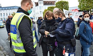 Mitarbeiter des Ordnungsamts kontrollierten Demo-Teilnehmer. - NW Mitarbeiter des Ordnungsamts kontrollierten Demo-Teilnehmer. - NW