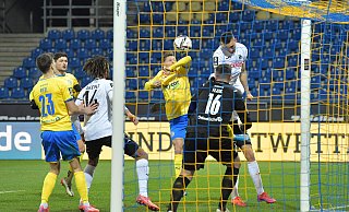 Frederik Lach köpfte in der 6. Minute eine Flanke von Kasim Rabihic zum 1:0 für den SC Verl ins Braunschweiger Tor. Der Ball flog vom Arm des Eintracht-Verteidigers Maurice Marx ins Netz. - Jens Dünhölter Frederik Lach köpfte in der 6. Minute eine Flanke von Kasim Rabihic zum 1:0 für den SC Verl ins Braunschweiger Tor. Der Ball flog vom Arm des Eintracht-Verteidigers Maurice Marx ins Netz. - Jens Dünhölter