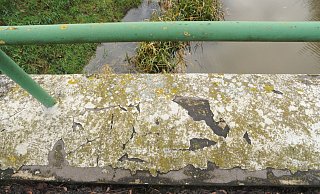 Ein Anstrich an Betonteilen der Hülsenbrink-Brücke platzt ab. - Joern Spreen-Ledebur Ein Anstrich an Betonteilen der Hülsenbrink-Brücke platzt ab. - Joern Spreen-Ledebur