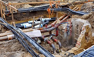 Ein Gewirr von Leitungen: Die Stadtwerke tauschten kurzfristig am Haus der Technik eine Fernwärmeverbindung aus. - Barbara Franke Ein Gewirr von Leitungen: Die Stadtwerke tauschten kurzfristig am Haus der Technik eine Fernwärmeverbindung aus. - Barbara Franke