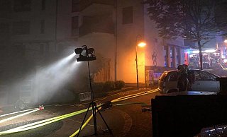 Die Paderborner Feuerwehrleute mussten gleichzeitig den Brand bekämpfen und die weiteren Wohnungen räumen. - Feuerwehr Paderborn Die Paderborner Feuerwehrleute mussten gleichzeitig den Brand bekämpfen und die weiteren Wohnungen räumen. - Feuerwehr Paderborn