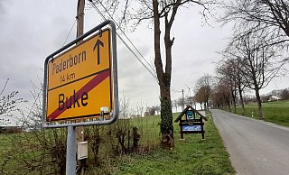 Kurz hinter dem Ortsschild Richtung B64 soll die neue Feuerwache in Buke errichtet werden. Ob ein- oder zweigeschossig, ist noch nicht geklärt. - Uwe Müller Kurz hinter dem Ortsschild Richtung B64 soll die neue Feuerwache in Buke errichtet werden. Ob ein- oder zweigeschossig, ist noch nicht geklärt. - Uwe Müller