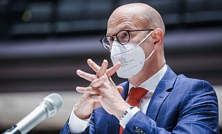 Die Lage ist ernst: Krisenstabsleiter Ingo Nürnberger ist die Anspannung anzusehen. Notbremse und Ausgangssperre drohen angesichts hoher Inzidenzwerte. Der Frust ist schon jetzt bei vielen groß. - Sarah Jonek Fotografie Die Lage ist ernst: Krisenstabsleiter Ingo Nürnberger ist die Anspannung anzusehen. Notbremse und Ausgangssperre drohen angesichts hoher Inzidenzwerte. Der Frust ist schon jetzt bei vielen groß. - Sarah Jonek Fotografie