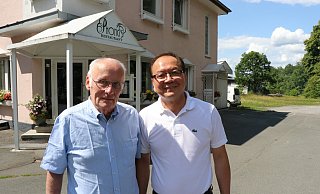 Anwalt Rudolf Zacharias (l.) und Van Phong Nguyen, Geschäftsführer von "Phong's", setzten sich dafür ein, dass ein Koch aus Vietnam nun in Sennelager arbeiten darf. - Mareike Gröneweg Anwalt Rudolf Zacharias (l.) und Van Phong Nguyen, Geschäftsführer von "Phong's", setzten sich dafür ein, dass ein Koch aus Vietnam nun in Sennelager arbeiten darf. - Mareike Gröneweg