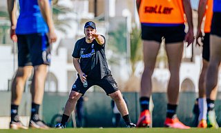 SCP-Cheftrainer Lukas Kwasniok gibt seinen Schützlingen auf dem Trainingsplatz im spanischen Roldán taktische Anweisungen. - Besim Mazhiqi SCP-Cheftrainer Lukas Kwasniok gibt seinen Schützlingen auf dem Trainingsplatz im spanischen Roldán taktische Anweisungen. - Besim Mazhiqi