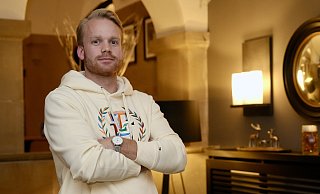 Moritz Schmidt ist lokal betrachtet ein waschechter Wellensieker und national, wie hier im Hofbräu, ein Bayer-Fan. - Peter Unger Moritz Schmidt ist lokal betrachtet ein waschechter Wellensieker und national, wie hier im Hofbräu, ein Bayer-Fan. - Peter Unger