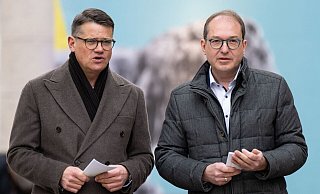 Hessens Ministerpräsident Boris Rhein (l) und CSU-Landesgruppenchef Alexander Dobrindt sind auf der Klausur in Seeon bereits im Wahlkampfmodus - Sven Hoppe/dpa Hessens Ministerpräsident Boris Rhein (l) und CSU-Landesgruppenchef Alexander Dobrindt sind auf der Klausur in Seeon bereits im Wahlkampfmodus - Sven Hoppe/dpa