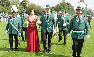 Das neue Kaiserpaar Hendrick Zumdick und Jane Lammers mit Oberst Ulrich Gerken (r.) und Adjutant Jürgen Höpper bei der Parade. - Johannes Büttner Das neue Kaiserpaar Hendrick Zumdick und Jane Lammers mit Oberst Ulrich Gerken (r.) und Adjutant Jürgen Höpper bei der Parade. - Johannes Büttner
