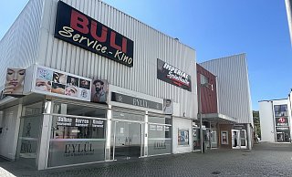 Der Gebäudekomplex an der Bahnhofstraße 1, inklusive "Büli", Friseursalon und Spielhalle, steht zum Verkauf. - Shannon-Lee Bendig Der Gebäudekomplex an der Bahnhofstraße 1, inklusive "Büli", Friseursalon und Spielhalle, steht zum Verkauf. - Shannon-Lee Bendig