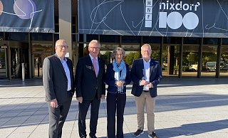 Andreas Feller (stellvertretender Vorsitzender Digitalisierungsausschuss, v. l.), der Ausschussvorsitzende Michael Dreier, Ministerin Ina Scharrenbach und Alexander Handschuh (Sprecher Deutscher Städte- und Gemeindebund) im Paderborner Heinz-Nixdorf-Museumsforum. - Stadt Paderborn Andreas Feller (stellvertretender Vorsitzender Digitalisierungsausschuss, v. l.), der Ausschussvorsitzende Michael Dreier, Ministerin Ina Scharrenbach und Alexander Handschuh (Sprecher Deutscher Städte- und Gemeindebund) im Paderborner Heinz-Nixdorf-Museumsforum. - Stadt Paderborn
