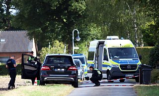 Einsatzkräfte am Unfallort in Hille: Der Mercedes des Fahrers wurde beschlagnahmt. - Alex Lehn Einsatzkräfte am Unfallort in Hille: Der Mercedes des Fahrers wurde beschlagnahmt. - Alex Lehn