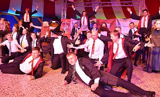 Eine perfekte Bühnen-Show zeigte das Herren-Ballett des FCC mit Charme und Schlips in einer neuen Version. - Brigitta Wieskotten Eine perfekte Bühnen-Show zeigte das Herren-Ballett des FCC mit Charme und Schlips in einer neuen Version. - Brigitta Wieskotten