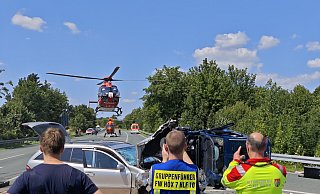 Bei einem schweren Unfall auf der B239 bei Höxter wurde eine 57-Jährige möglicherweise lebensgefährlich verletzt. Ein Rettungshubschrauber bringt sie in eine Klinik. - Svenja Ludwig Bei einem schweren Unfall auf der B239 bei Höxter wurde eine 57-Jährige möglicherweise lebensgefährlich verletzt. Ein Rettungshubschrauber bringt sie in eine Klinik. - Svenja Ludwig