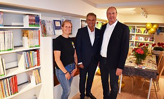 Bürgermeister Burkhard Deppe (Mitte), Kulturdezernent Uwe Damer und Alexandra Bußkönning präsentieren die neugestaltete Stadtbücherei Bad Driburg. - Stadt Bad Driburg Bürgermeister Burkhard Deppe (Mitte), Kulturdezernent Uwe Damer und Alexandra Bußkönning präsentieren die neugestaltete Stadtbücherei Bad Driburg. - Stadt Bad Driburg