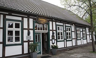 Das Gebäude an der Detmolder Straße 116 wurde 1837 erbaut. Seit über 180 Jahren wird im Lindenkrug Bier ausgeschenkt. - Uwe Müller Das Gebäude an der Detmolder Straße 116 wurde 1837 erbaut. Seit über 180 Jahren wird im Lindenkrug Bier ausgeschenkt. - Uwe Müller