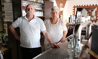 Luciano und Angela Simeone werden im Frühjahr nächsten Jahres zum letzten Mal am Zapfhahn stehen. - Anthea Moschner Luciano und Angela Simeone werden im Frühjahr nächsten Jahres zum letzten Mal am Zapfhahn stehen. - Anthea Moschner