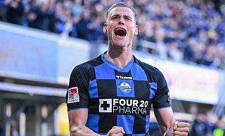 SCP-Stürmer Steffen Tigges jubelt über seinen 4:2-Treffer gegen Bielefeld, der die Paderborner Home-Deluxe-Arena in ein Tollhaus verwandelt. - Teresa Kröger SCP-Stürmer Steffen Tigges jubelt über seinen 4:2-Treffer gegen Bielefeld, der die Paderborner Home-Deluxe-Arena in ein Tollhaus verwandelt. - Teresa Kröger