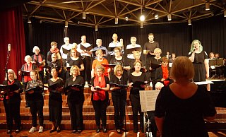 Am Ende des Abends singen alle unter der Anleitung von Ludmilla Schamei zusammen. - Lisa Richter Am Ende des Abends singen alle unter der Anleitung von Ludmilla Schamei zusammen. - Lisa Richter