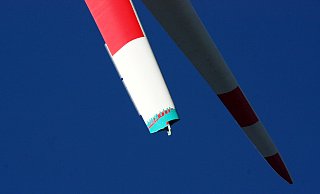 Das Foto zeigt das defekte Windrad im Windpark Etteln, bei dem vor einem Jahr eine etwa fünf Meter lange Spitze eines 61,5 Meter langen Rotorblattes abgerissen ist. Jetzt hat es erneut einen solchen Schaden gegeben. - Archivfoto: Uwe Müller Das Foto zeigt das defekte Windrad im Windpark Etteln, bei dem vor einem Jahr eine etwa fünf Meter lange Spitze eines 61,5 Meter langen Rotorblattes abgerissen ist. Jetzt hat es erneut einen solchen Schaden gegeben. - Archivfoto: Uwe Müller