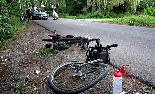 Auf dem Gütersloher Postdamm hat es am Donnerstagnachmittag einen Unfall zwischen einem Auto und zwei Radfahrern gegeben. - Andreas Frücht Auf dem Gütersloher Postdamm hat es am Donnerstagnachmittag einen Unfall zwischen einem Auto und zwei Radfahrern gegeben. - Andreas Frücht