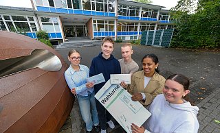 "Nutzt eure Stimme": Paula (v.l.), Dominik, Bryan (alle 16, EF), Kisani und Zoé (beide 17, Q1) organisieren jetzt am Hans-Ehrenberg-Gymnasium eine Briefdirektwahl für ihre Mitschüler. - Andreas Zobe "Nutzt eure Stimme": Paula (v.l.), Dominik, Bryan (alle 16, EF), Kisani und Zoé (beide 17, Q1) organisieren jetzt am Hans-Ehrenberg-Gymnasium eine Briefdirektwahl für ihre Mitschüler. - Andreas Zobe