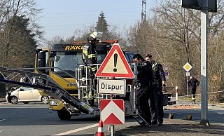Nach einem Unfall an der Brockhagener Straße in Bielefeld-Ummeln durchfuhren mehrere Personen die Polizeiabsperrung. - Paul Brinkmann Nach einem Unfall an der Brockhagener Straße in Bielefeld-Ummeln durchfuhren mehrere Personen die Polizeiabsperrung. - Paul Brinkmann