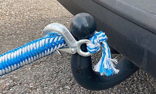 Da das Abschleppseil während der Fahrt gerissen war, haben zwei Bielefelder es kurzerhand verknotet und sind weitergefahren. - Polizei Da das Abschleppseil während der Fahrt gerissen war, haben zwei Bielefelder es kurzerhand verknotet und sind weitergefahren. - Polizei