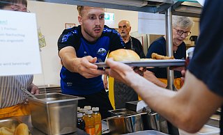 Pelle Boevink bei der Essensausgabe. - Till Kupitz / Erzbistum Paderborn Pelle Boevink bei der Essensausgabe. - Till Kupitz / Erzbistum Paderborn