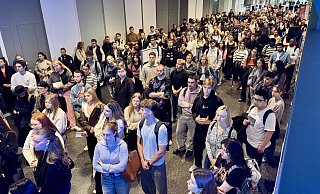 Die Studierenden versammeln sich zur Begrüßung im Hauptgebäude der HSBI. - Peter Unger Die Studierenden versammeln sich zur Begrüßung im Hauptgebäude der HSBI. - Peter Unger