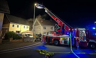 Die Drehleiter leuchtet die Einsatzstelle in der Brakeler Ortschaft Hembsen aus. - Feuerwehr Brakel Die Drehleiter leuchtet die Einsatzstelle in der Brakeler Ortschaft Hembsen aus. - Feuerwehr Brakel