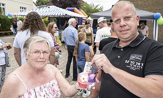 Doris Ringstmeyer und Carsten Wilde haben das Straßenfest gemeinsam organisiert. Sie müssen auf Spenden hoffen, damit sie am Ende nicht auf den hohen Gebühren sitzen bleiben. - Jörg Dieckmann Doris Ringstmeyer und Carsten Wilde haben das Straßenfest gemeinsam organisiert. Sie müssen auf Spenden hoffen, damit sie am Ende nicht auf den hohen Gebühren sitzen bleiben. - Jörg Dieckmann